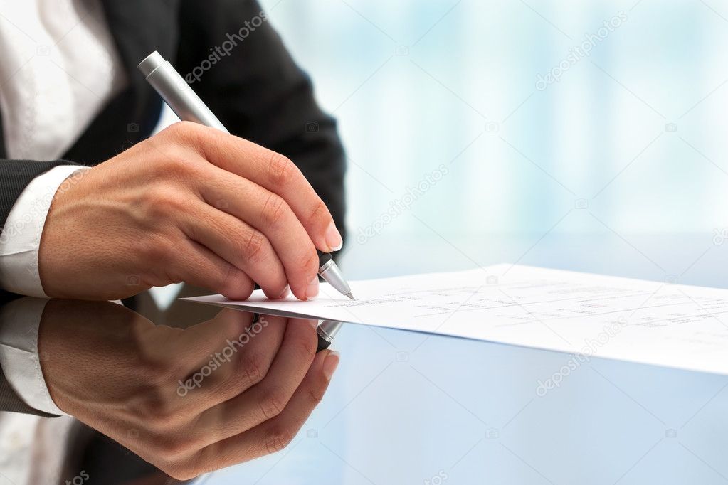 Rodzic wypełniający dokumenty rekrutacyjne