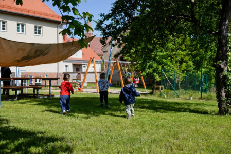 Dzieci bawiące się na placu zabaw na świeżym powietrzu
